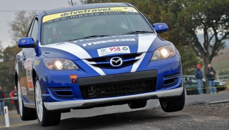 Mind a négy kereke levegőben a Mazda3 MPS-nek.